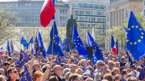 Foule brandissant des drapeaux européens à Francfort. Crédit : Raimond Spekking.